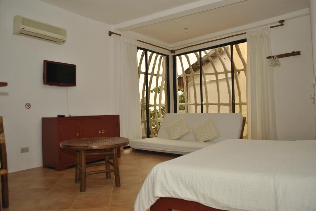 Artista Beach Villa Balabag  Phòng bức ảnh